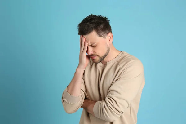 Man Lijdt Aan Vreselijke Migraine Lichtblauwe Achtergrond — Stockfoto