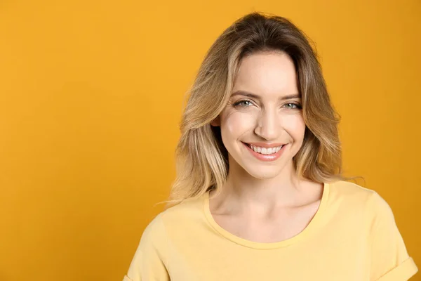 Portret Van Gelukkige Jonge Vrouw Met Mooi Blond Haar Charmante — Stockfoto