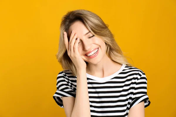 Retrato Jovem Feliz Com Belo Cabelo Loiro Sorriso Encantador Fundo — Fotografia de Stock