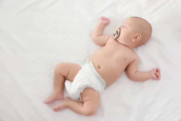 Cute Little Baby Smoczka Leżącego Łóżku — Zdjęcie stockowe