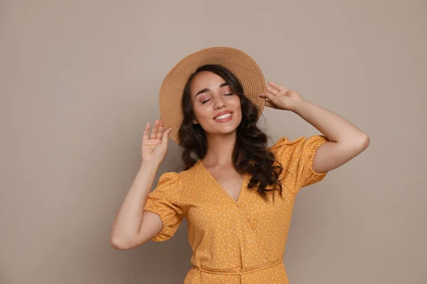 Hermosa Mujer Joven Con Sombrero Paja Sobre Fondo Beige — Foto de Stock