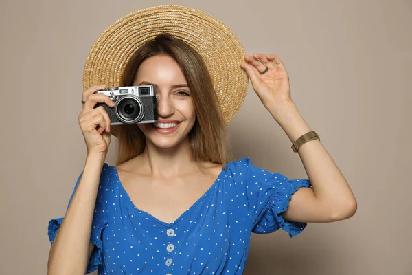 Mulher Bonita Com Chapéu Palha Câmera Fundo Bege Cobertura Para — Fotografia de Stock