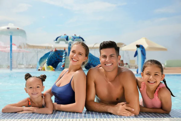 Gelukkige Familie Zwembad Waterpark — Stockfoto