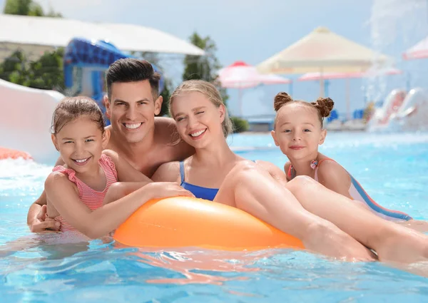 Gelukkige Familie Met Opblaasbare Ring Zwembad Waterpark — Stockfoto