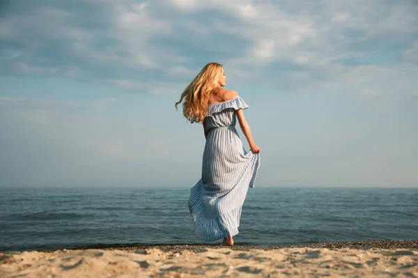 Mooie Jonge Vrouw Zee Strand Achteraanzicht — Stockfoto