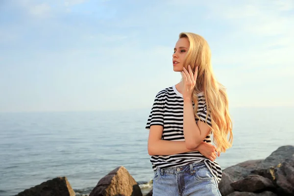 Mooie Jonge Vrouw Buurt Van Zee Zonnige Dag Ruimte Voor — Stockfoto