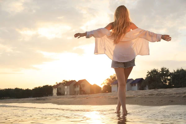 Όμορφη Νεαρή Γυναίκα Στην Παραλία Ηλιοβασίλεμα Θέα Πίσω — Φωτογραφία Αρχείου