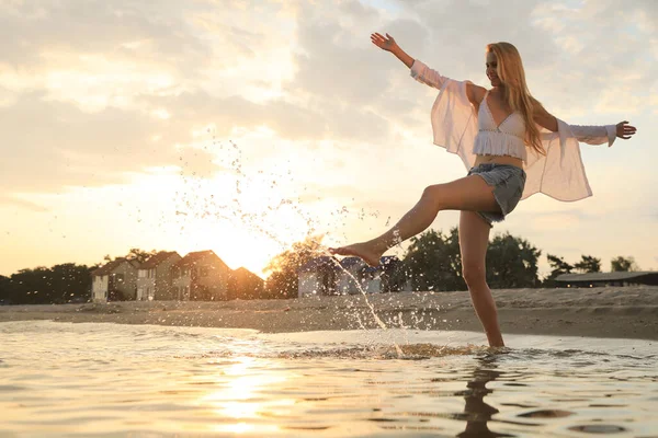 Όμορφη Νεαρή Γυναίκα Που Παίζει Νερό Στην Παραλία Ηλιοβασίλεμα Χώρος — Φωτογραφία Αρχείου