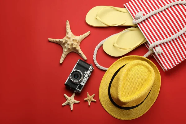 Stijlvolle Tas Met Strandaccessoires Rode Achtergrond Vlak Gelegd — Stockfoto