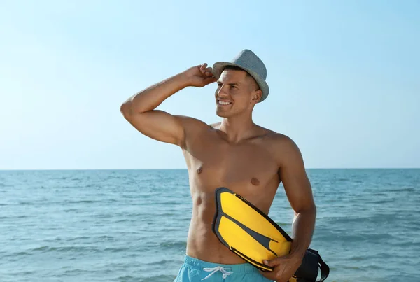 Glücklicher Mann Mit Schwimmflossen Strand — Stockfoto
