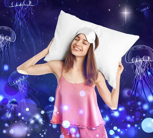 Vacker Kvinna Drömmer Fantastiska Undervattensvärlden Medan Sover Natt Stjärnklar Himmel — Stockfoto