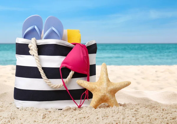 Elegante Borsa Con Diversi Accessori Sulla Spiaggia Sabbiosa Vicino All — Foto Stock