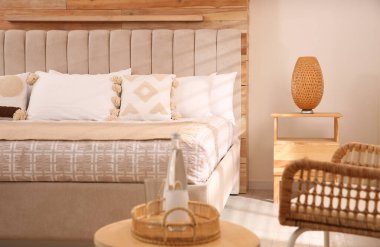 Şık bir otel odası. Rahat bir yatağı var.