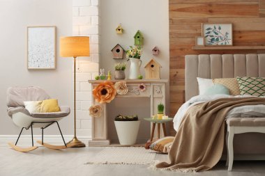 Yatak odasında modern mobilyaları olan dekoratif şömine. İç tasarım