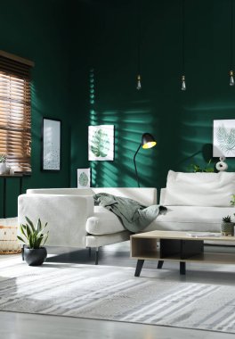 Modern oturma odasının içi şık rahat kanepelerle dolu.