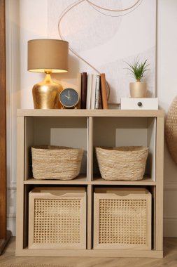 Etnik boho dekoru olan şık bir oda.