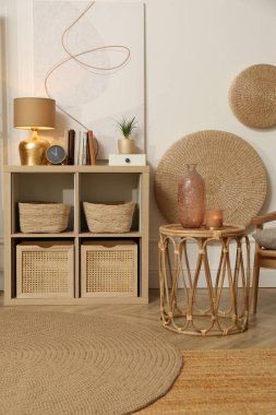 Etnik boho dekoru olan şık bir oda.