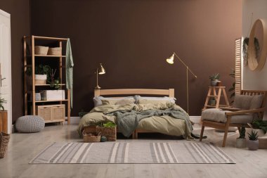 Geniş yatak ve çiçek resimleriyle süslü bir oda.