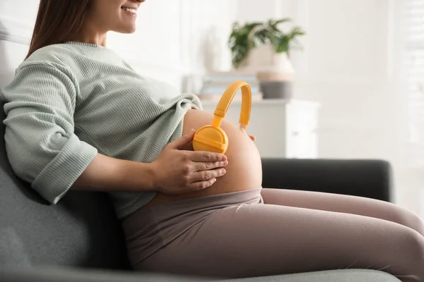 Mujer Embarazada Con Auriculares Vientre Casa Primer Plano — Foto de Stock