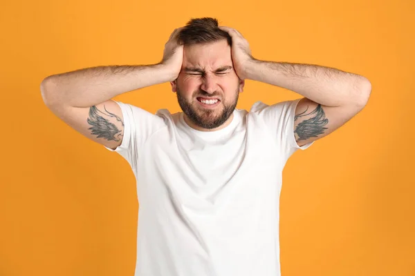 Hombre Que Sufre Migraña Sobre Fondo Amarillo — Foto de Stock