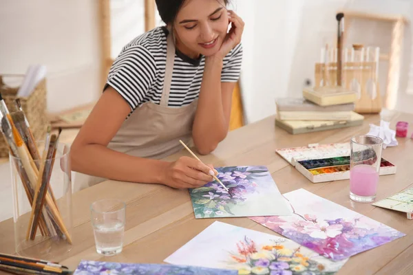 Ung Kvinna Rita Blommor Med Akvareller Vid Bordet Inomhus Fokus — Stockfoto