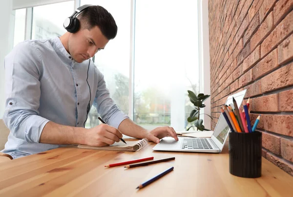 Hombre Dibujando Cuaderno Lección Línea Interior Formación Distancia —  Fotos de Stock