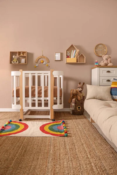 Interior Habitación Del Bebé Con Muebles Elegantes Cuna Cómoda —  Fotos de Stock
