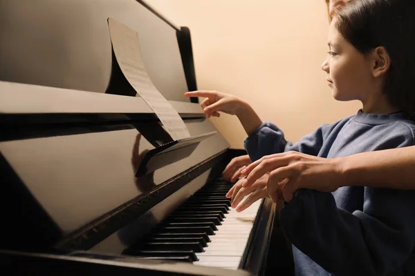 Giovane Donna Con Bambino Che Suona Pianoforte Primo Piano Lezione — Foto Stock