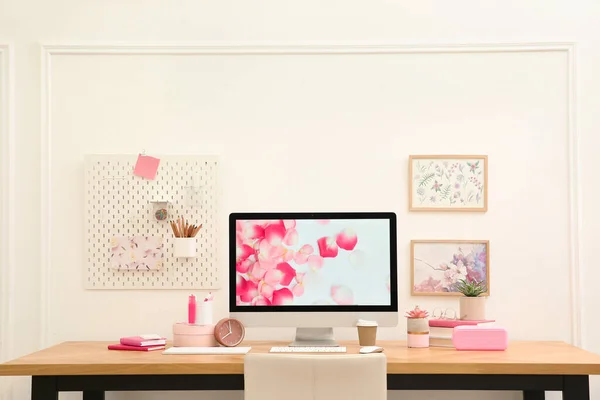 Elegante Lugar Trabajo Con Computadora Escritorio Madera Cerca Pared Blanca — Foto de Stock