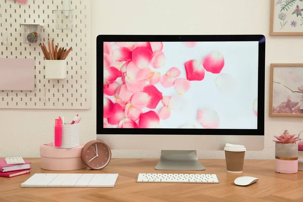 Elegante Lugar Trabajo Con Computadora Escritorio Madera Cerca Pared Blanca — Foto de Stock