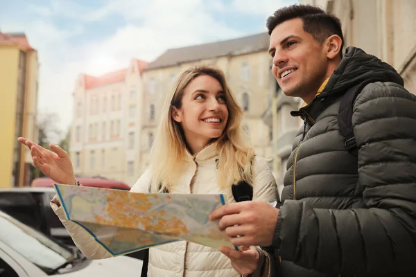 城市街道上有地图的游客夫妇 — 图库照片