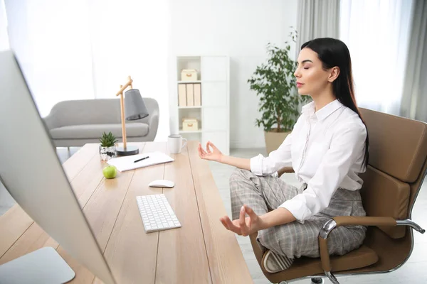 Een Jonge Vrouw Die Mediteert Het Werk Uitoefening Ter Verlichting — Stockfoto