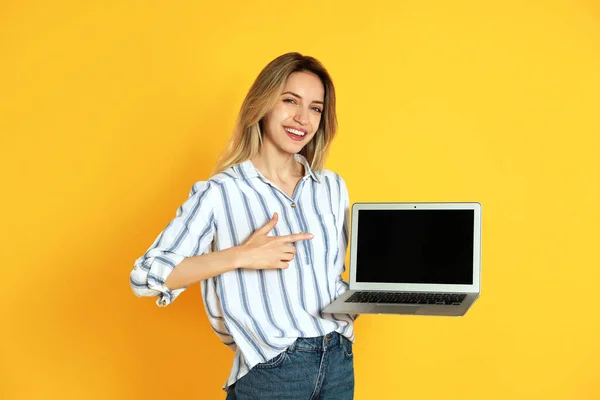 Jeune Femme Avec Ordinateur Portable Moderne Sur Fond Jaune — Photo