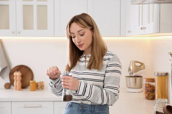 Junge Frau Benutzt Manuelle Kaffeemühle Küche — Stockfoto