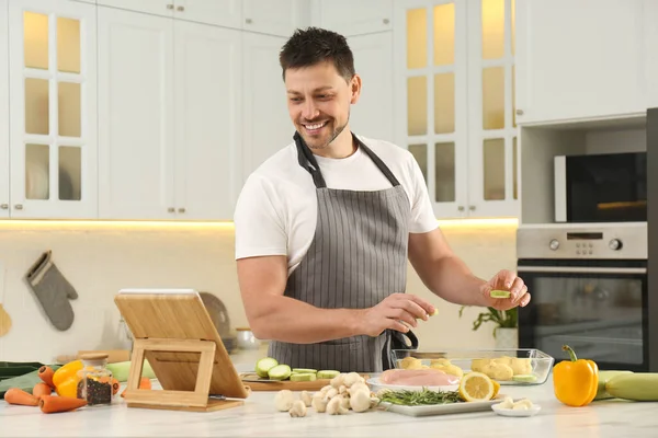 Man Making Dinner While Watching Online Cooking Course Tablet Kitchen — Stock Photo, Image