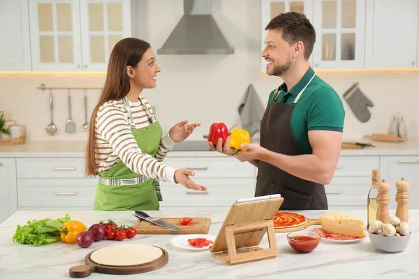 Mutfakta Tabletten Yemek Kursunu Izlerken Mutlu Çift Birlikte Yemek Yapıyor — Stok fotoğraf