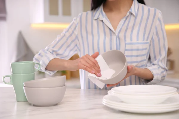 Tazón Limpiador Mujer Con Toalla Papel Cocina Primer Plano — Foto de Stock