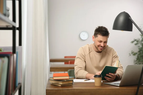 Kütüphanedeki Masada Kitap Okuyan Adam — Stok fotoğraf