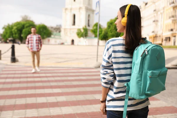 Mujer Joven Con Auriculares Esperando Cruzar Calle Normas Reglamentos Tráfico — Foto de Stock