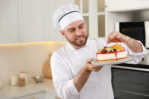 Felice Pasticcere Professionista Decorazione Deliziosa Torta Cucina — Foto Stock