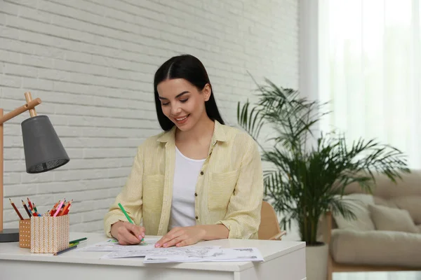 Mujer Joven Para Colorear Página Antiestrés Escritorio Interiores —  Fotos de Stock