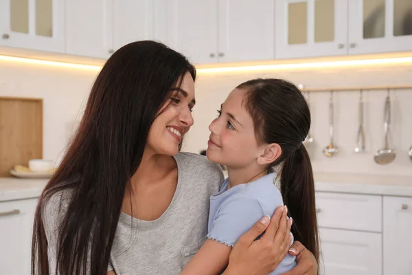 Feliz Madre Hija Abrazándose Cocina Crianza Soltera — Foto de Stock