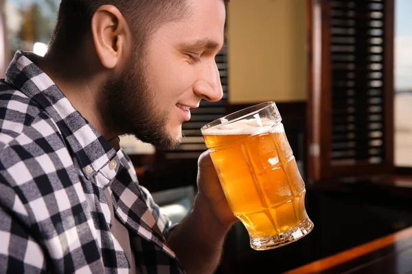 Hombre Bebiendo Cerveza Sabrosa Pub Primer Plano — Foto de Stock