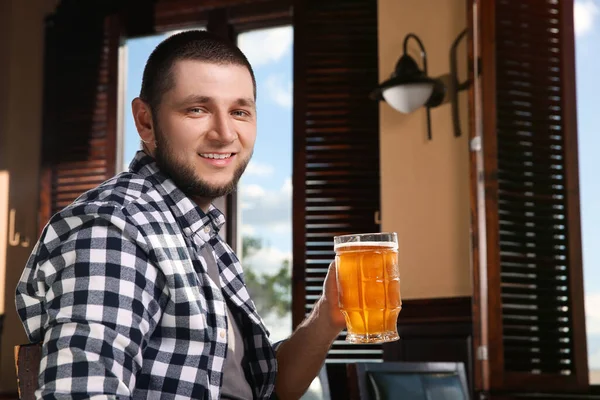 Man Med Ett Glas God Puben — Stockfoto