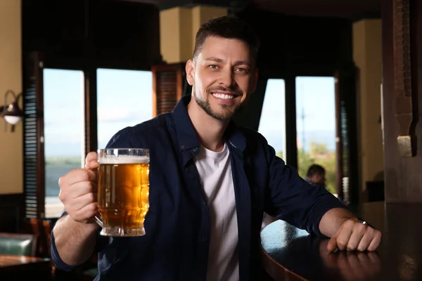 Homem Com Copo Cerveja Saborosa Pub — Fotografia de Stock