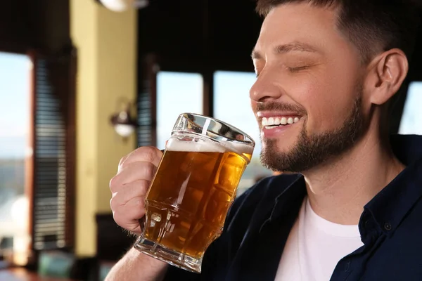 Hombre Barbudo Bebiendo Sabrosa Cerveza Pub — Foto de Stock