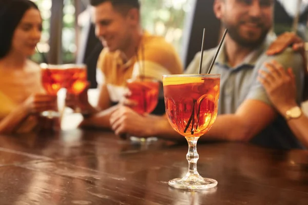 Amici Che Riposano Insieme Nel Ristorante Attenzione Vetro Con Aperol — Foto Stock