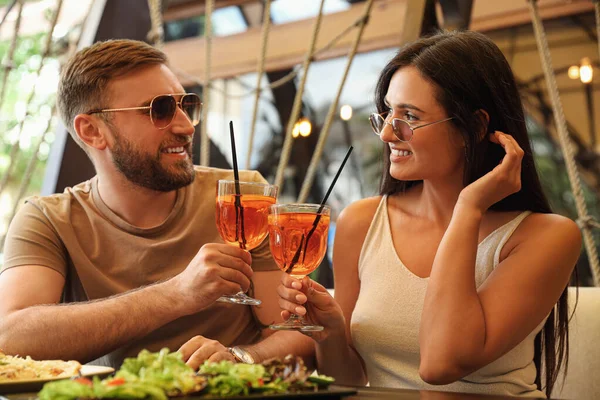 Piękna Para Aperol Spritz Koktajle Odpoczynku Razem Restauracji — Zdjęcie stockowe