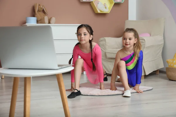 网上舞蹈课前 可爱的小女孩们在室内热身 — 图库照片