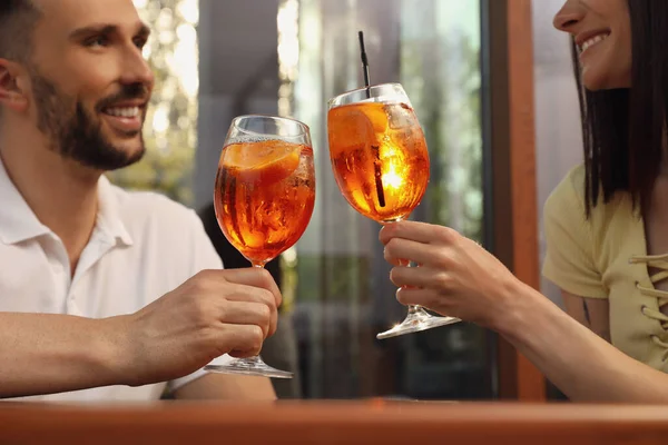 Casal Copos Clinking Aperol Coquetéis Spritz Livre Close — Fotografia de Stock